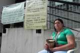 Mujer se encadenó en Neiva para exigir atención de su EPS