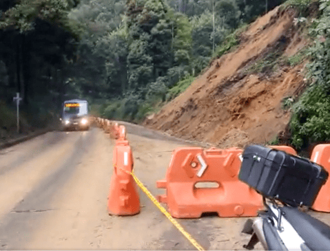 ¡Atención! Cierran carril de la av. Circunvalar por deslizamiento
