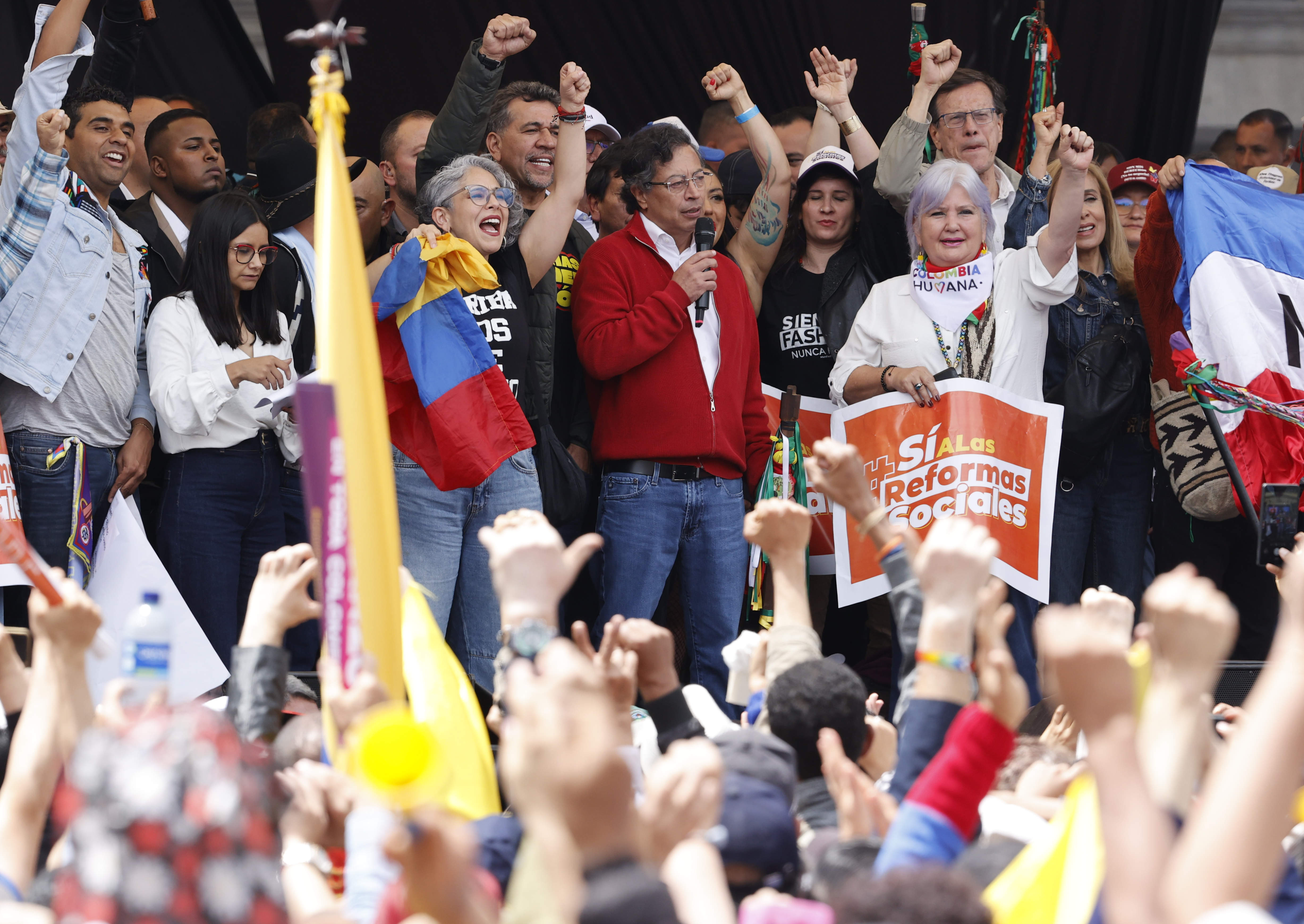 -FOTODELDÍA- AME393. BOGOTÁ (COLOMBIA), 18/03/2025.- El presidente de Colombia, Gustavo Petro, habla este martes, en la Plaza de Bolivar de Bogotá (Colombia). Petro llamó al pueblo a rebelarse contra quienes se oponen a sus reformas a la salud y laboral, que están empantanadas en el Congreso donde corren el riesgo de hundirse en la Comisión Séptima del Senado. EFE/ Mauricio Dueñas Castañeda