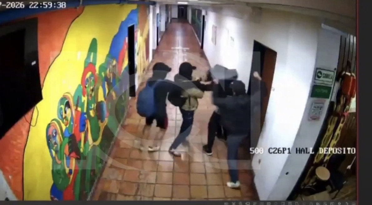 Kevin Arrigui, representante estudiantil de la Universidad Nacional, se recupera tras el ataque con arma blanca ocurrido dentro del campus.