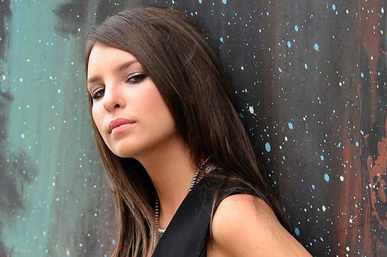 Además de desempeñarse como actriz, Belinda también se inclinó por la música. Cuando lanzó su disco Utopía a mediados del 2006, su primer éxito musical, la cantante incursionó en la generación emo, luciendo un pelo un poco más oscuro que su rubio natural, un maquillaje fuerte en sus ojos y ropa holgada de tonos negros y grises.