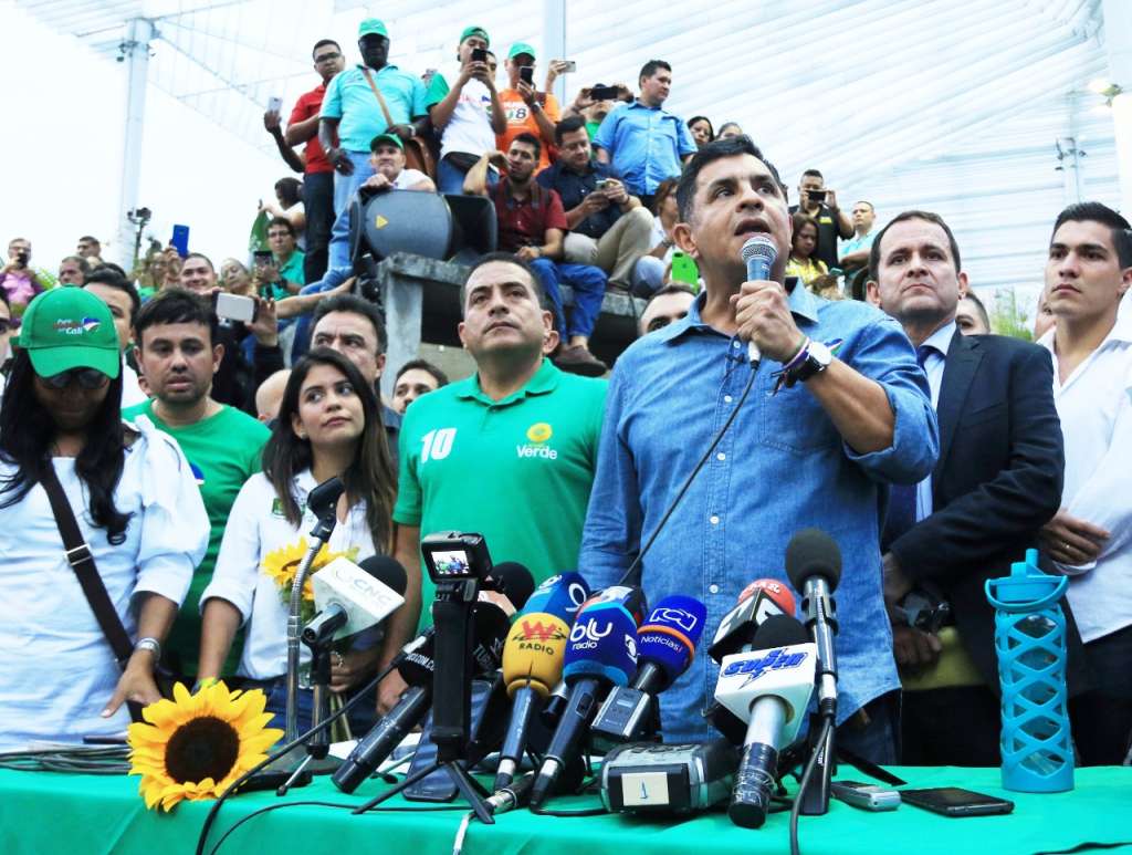 Pese a los procesos con los entes de acusación y a los ataques de otras campañas, productos de las investigaciones —que a sus ojos son estrategias para politizar la justicia—, las grandes estructuras políticas de la ciudad lo acompañan. Sin embargo, aunque tiene el aval de los verdes, de su partido no lo respalda Catalina Ortiz, representante a la Cámara, que llegó en 2018 al Congreso a través del voto de opinión. “Nunca la buscamos, pero siempre es mejor que todos como colectividad estemos juntos”, comentó Ospina, aludiendo también a Claudia López, quien dijo en micrófonos que nunca votaría por él. En cambio, hay voces que resaltan el “costo político” que le han causado esas relaciones non sanctas del exsenador a Duvalier Sánchez, aspirante a la Gobernación del Valle, quien no despega en las encuestas. “No quiero verme inmerso en el Partido Liberal y la U”, fue la respuesta de Sánchez.