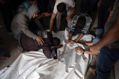 Indignación por ataque israelí que según reportes mató a cerca de 50 personas en Rafah