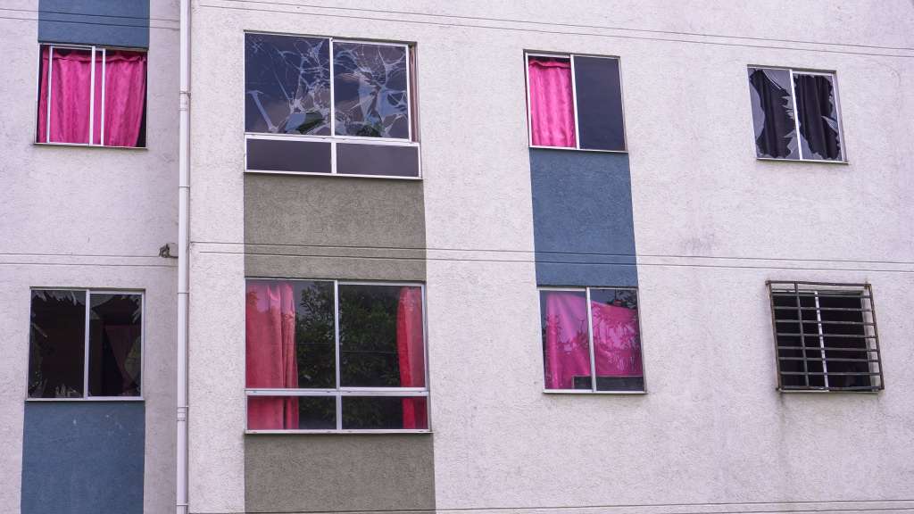 Unos metros al lado de donde ocurrió la explosión hay una unidad residencial, la cual tuvo afectaciones en los vidrios de los apartamentos.
