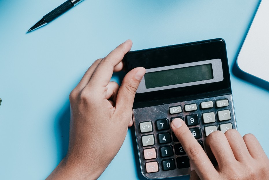 Una persona hace cuentas con una calculadora de oficina.