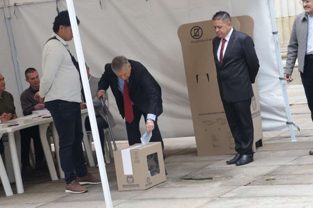 El expresidente ejerció su derecho al voto e hizo un llamado a respetar los resultados.
