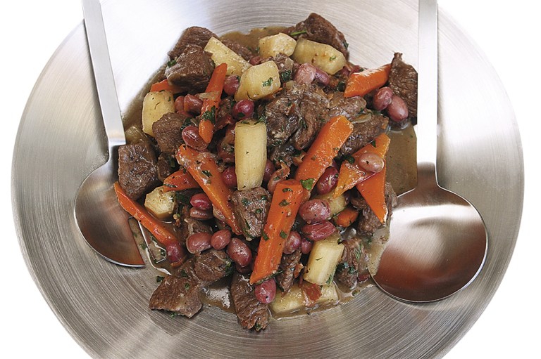 Cacerola de carne con cerveza, fríjol y yuca