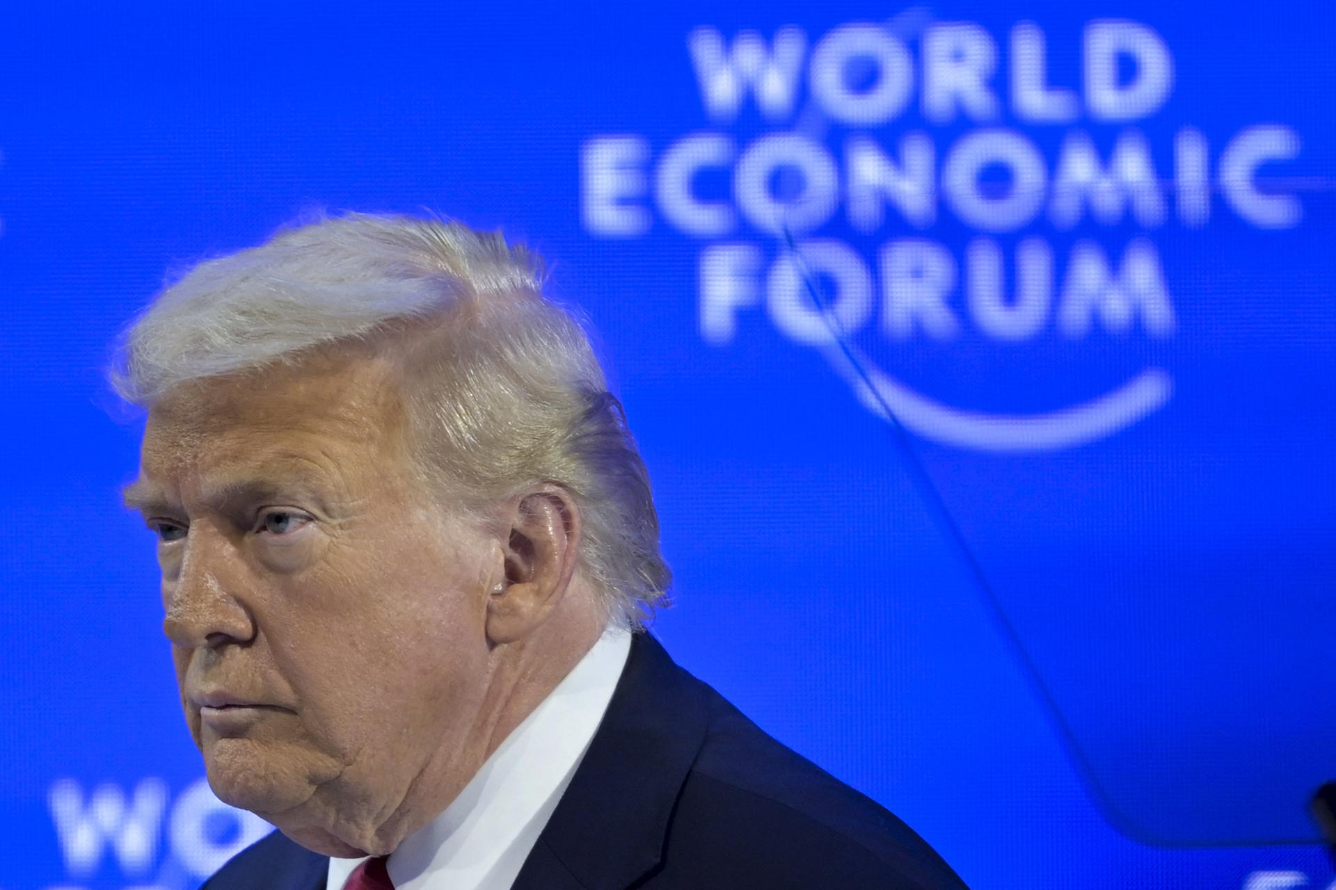DAVOS (Switzerland), 21/01/2026.- US President Donald Trump enters the stage for his special address at the 56th annual meeting of the World Economic Forum (WEF) in Davos, Switzerland, 21 January 2026. The meeting under the topic 'A Spirit of Dialogue' brings together entrepreneurs, scientists, and corporate and political leaders in Davos and takes place from 19 to 23 January in Davos. (Suiza) EFE/EPA/GIAN EHRENZELLER
