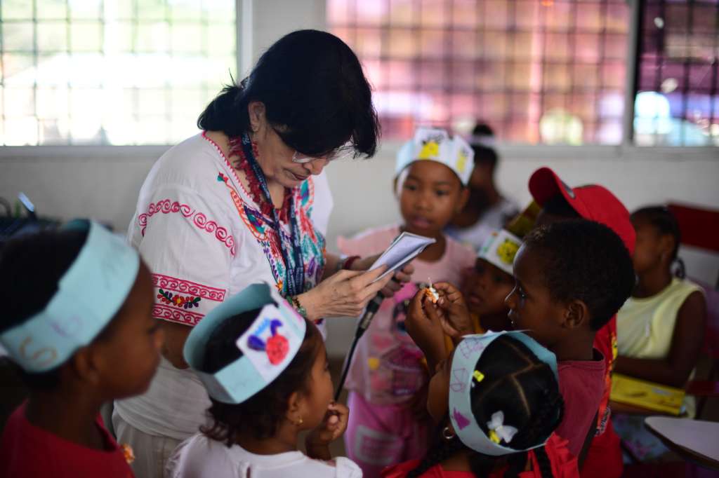 Escritora en la Escuela de Puerto Rey durante la lectura de su libro infantil Tío Conejo Está Enamorado
