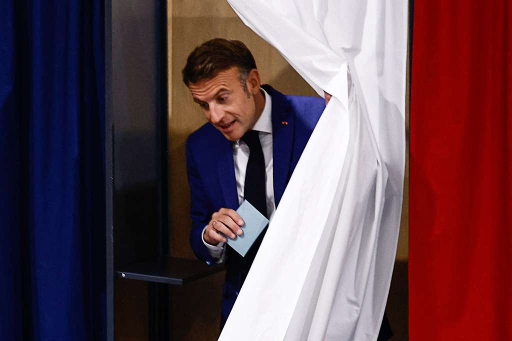 Le Touquet-paris-plage (France), 30/06/2024.- French President Emmanuel Macron leaves a voting booth at a polling station during the first round of the early French parliamentary elections, in Le Touquet-Paris-Plage, northern France, 30 June 2024. France on 30 June holds the first round of snap parliamentary elections called by President Emmanuel Macron, after dissolving the National Assembly on 09 June 2024. (Elecciones, Francia) EFE/EPA/YARA NARDI / POOL MAXPPP OUT