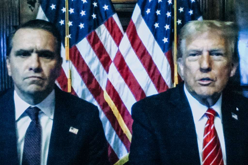 New York (United States), 10/01/2025.- Former US President and president-elect Donald Trump (R) and his attorney Todd Blanche appear on a screen remotely for a sentencing hearing in Trump's hush money criminal case in front of New York State Judge Juan Merchan at Manhattan criminal court in New York, USA, 10 January 2025. The US Supreme Court cleared the way for Trump's sentencing in his hush money criminal case he prepares to begin his second term in office. (Nueva York) EFE/EPA/JEENAH MOON / POOL