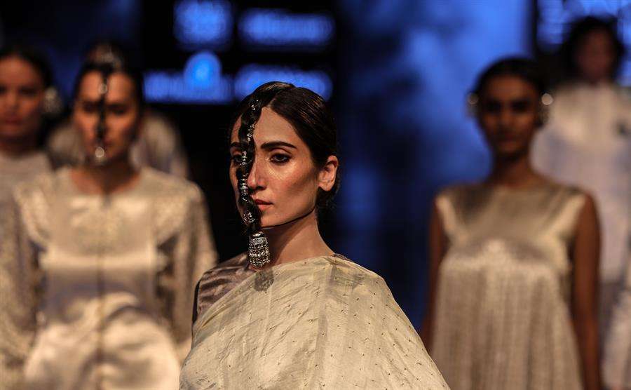 Esta edición muestra también la intervención en la moda con hologramas, fibras ecológicas y telas de algodón hechas a mano en regiones indias como Kerala, Madhya Pradesh, Uttar Pradesh o Bihar.La Semana de la Moda Lakmé de Bombay es conocida en el mundo por ser el principal evento de moda de la India que refleja el canon de vestir de la sociedad asiática y marca las tendencias para la próxima temporada.Además de Shah, Anuj Bhutani, la casa Aavaran, Antar-Agni, Ecovero, Urvashi Kaur, y la cadena C&A, ofrecieron colecciones otoño-invierno con opciones que apuestan al uso amigable de los recursos naturales.