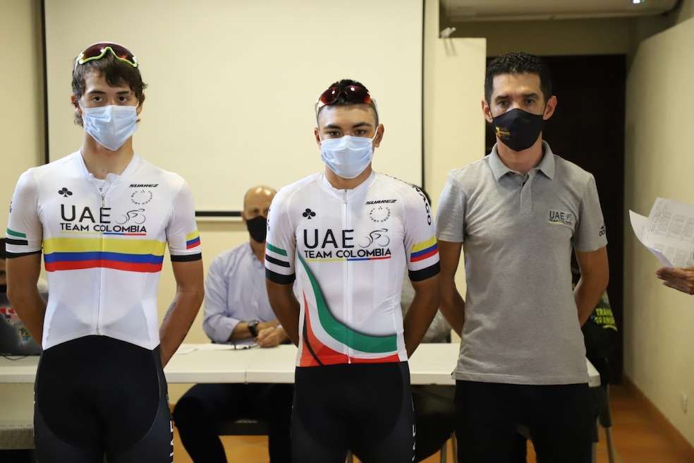 Daniel Arroyave (dere.) campeón nacional sub-23 de ruta, en la presentación de equipos.