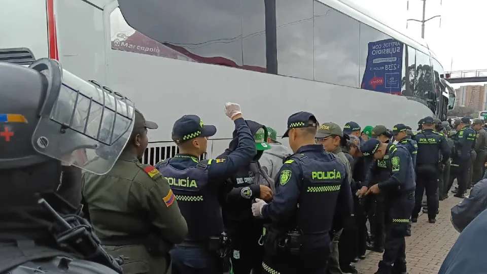 Momento en el que la Policía requisó a los hinchas que transportaban las armas blancas.