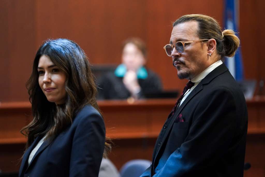 Fairfax (United States), 18/05/2022.- Actor Johnny Depp (R) stands next to his lawyer Camille Vasquez after a break in the defamation trial against ex-wife Amber Heard at the Fairfax County Circuit Courthouse in Fairfax, Virginia, USA, 18 May 2022. US actor Johnny Depp's 50 million US dollar defamation lawsuit against his ex-wife, US actress Amber Heard, started on 10 April. (Estados Unidos) EFE/EPA/KEVIN LAMARQUE / POOL