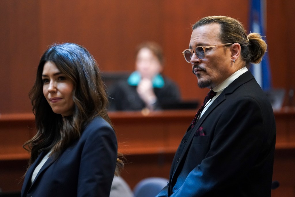 Fairfax (United States), 18/05/2022.- Actor Johnny Depp (R) stands next to his lawyer Camille Vasquez after a break in the defamation trial against ex-wife Amber Heard at the Fairfax County Circuit Courthouse in Fairfax, Virginia, USA, 18 May 2022. US actor Johnny Depp's 50 million US dollar defamation lawsuit against his ex-wife, US actress Amber Heard, started on 10 April. (Estados Unidos) EFE/EPA/KEVIN LAMARQUE / POOL