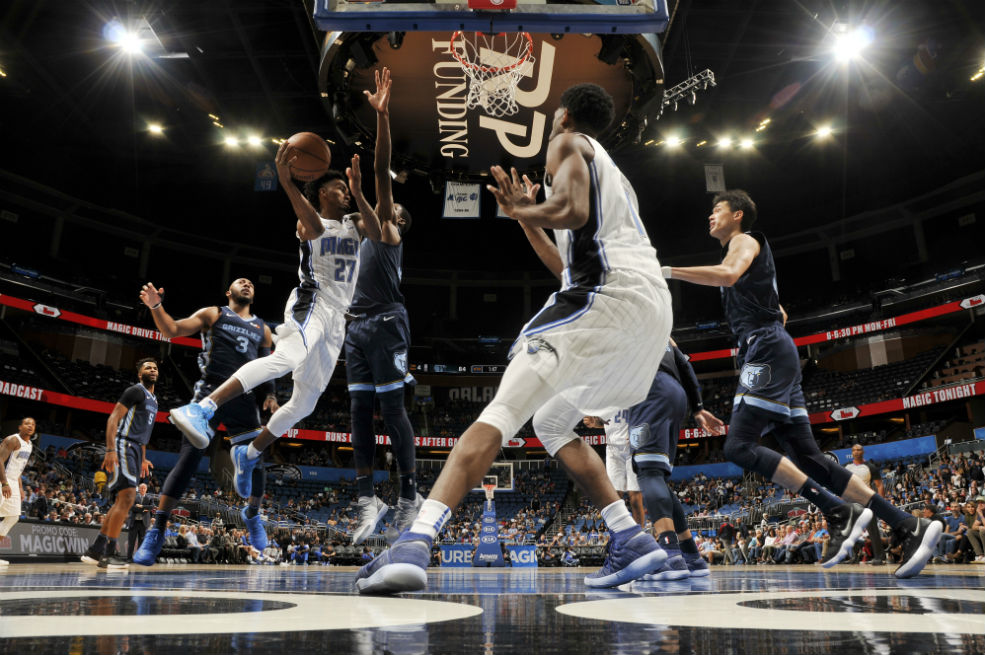 Braian Angola durante el partido frente a los Grizzlies de Memphis en la pretemporada de la NBA. / AFP