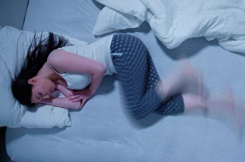 Este es el síndrome que te hace temblar las piernas: ¿por qué se da y cómo tratarlo?