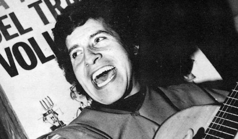 Víctor Jara fue asesinado por las fuerzas militares del régimen de Augusto Pinochet en el Estado Nacional de Santiago de Chile, el 16 de septiembre de 1973. Tras la caída de la dictadura, rebautizaron este escenario deportivo con su nombre.