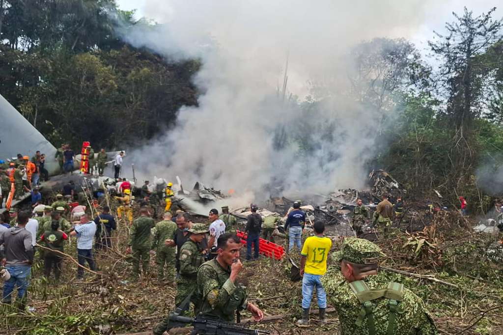 AME6838. PUERTO LEGUIZAMO (COLOMBIA), 23/03/2026.- Integrantes de las Fuerzas Militares de Colombia, rescatistas y voluntarios realizan labores de rescate este lunes, en Puerto Leguizamo (Colombia). Al menos ocho personas murieron y 83 resultaron heridas, 14 de ellas en estado crítico, en el accidente de un avión Hércules C-130 de la Fuerza Aeroespacial Colombiana (FAC), con 125 personas a bordo, ocurrido en Puerto Leguízamo, en el departamento de Putumayo, informó de manera preliminar la Gobernación regional. EFE/ Miputumayo.com.co