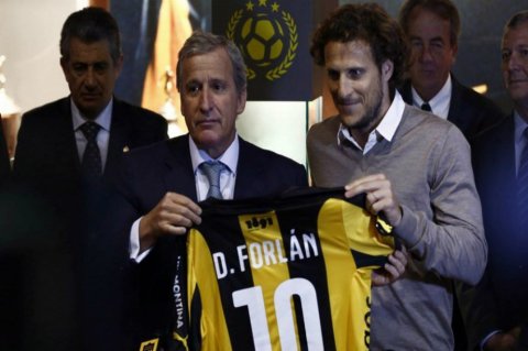 Diego Forlán luce la camiseta número 10 en su presentación con Peñarol
