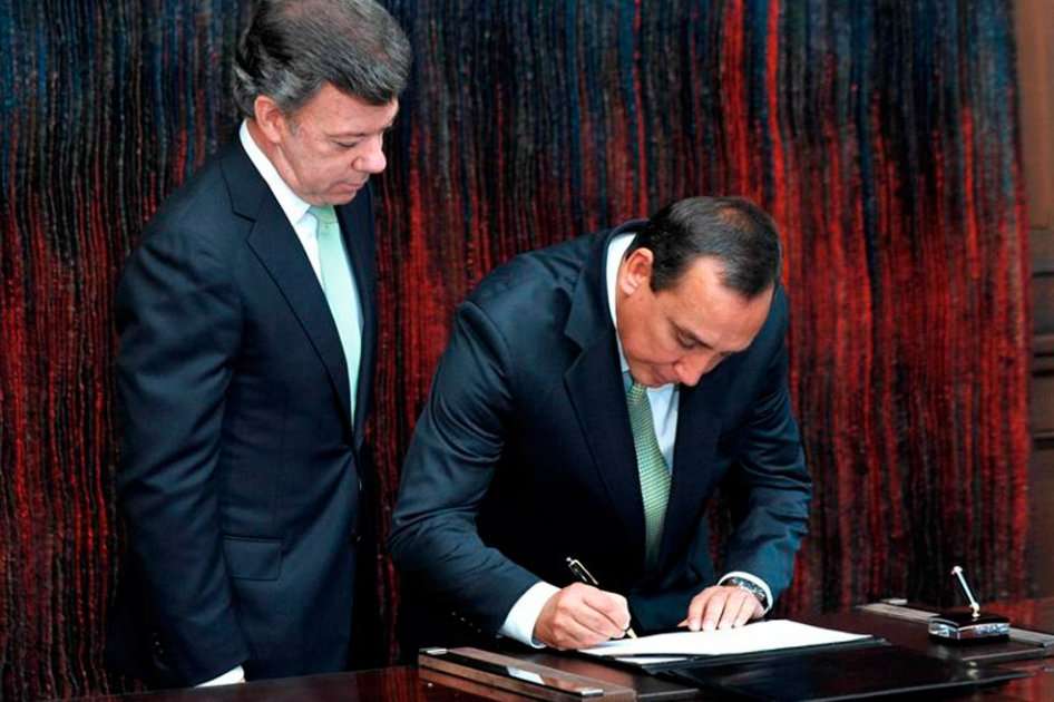 Juan Manuel Santos (i), junto a Luis Eladio Pérez, quien asumió como nuevo embajador de Colombia en Perú. / EFE