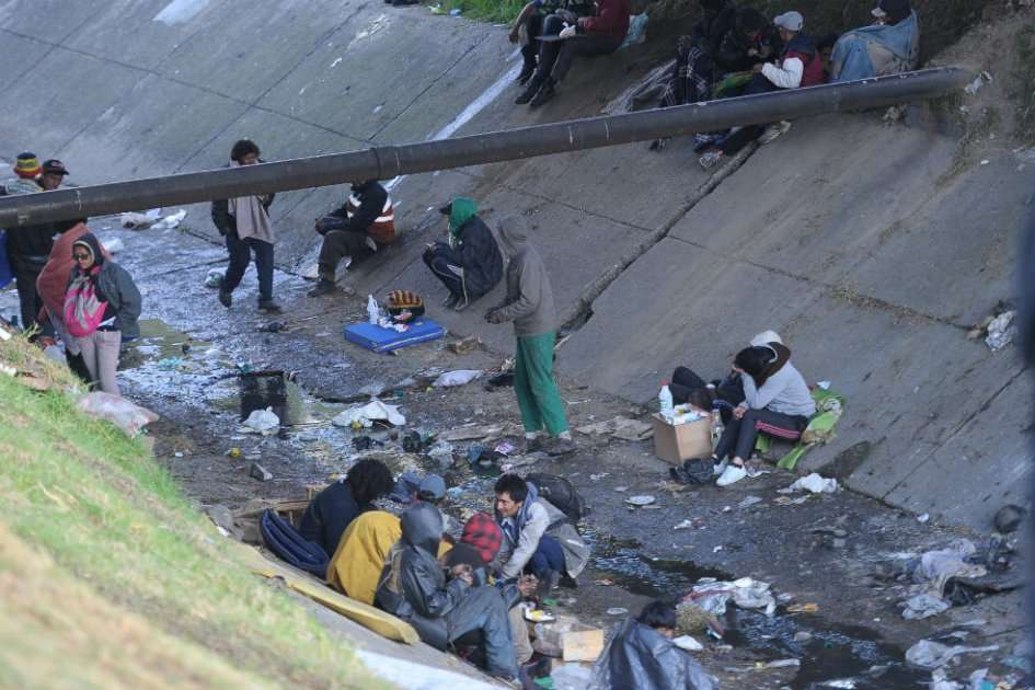 Habitantes de calle asentados en el caño de la calle sexta con carrera 30. / /Cristian Garavito - El Espectador