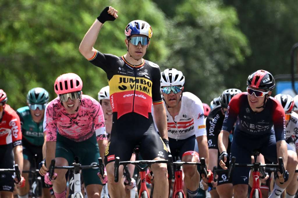 Wout Van Aert celebra después de ganar en el embalaje la primera etapa del Critérium del Dauphiné.