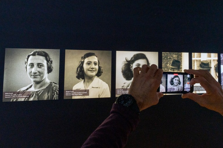 80 años del fin del Holocausto: exposición sobre Ana Frank en Nueva York