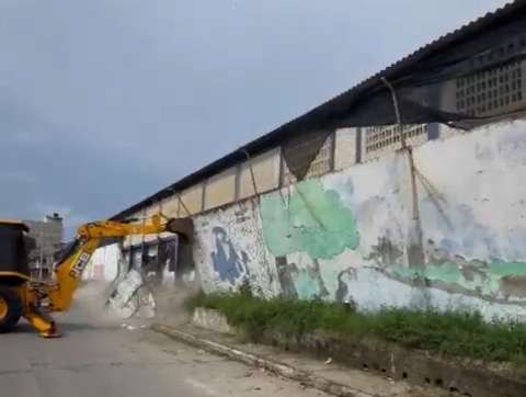 Al alcalde de Cartagena casi le cae un muro durante la supervisión de una obra