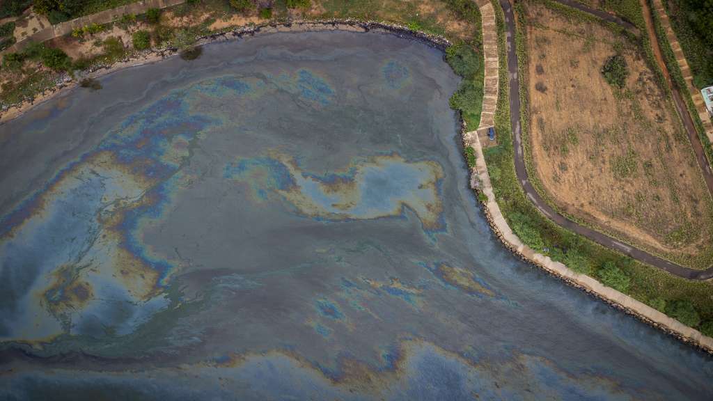 -FOTODELDÍA-MARACAIBO (VENEZUELA) 05/06/2023 - Fotografía aérea de una mancha de petroleo sobre el lago de Maracaibo, (Venezuela). La organización ambientalista Mapache Ecoaventura alertó este lunes sobre una mancha kilométrica de petróleo en el Lago de Maracaibo, el más grande de Venezuela, que está afectando, una vez más, a la vida marina en el estado Zulia (oeste, fronterizo con Colombia). EFE/ Miguel Gutierrez