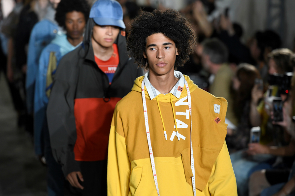 Un modelo presenta una creación de Mihara Yasuhiro durante el desfile de modas de la colección Primavera / Verano 2019 para hombres.