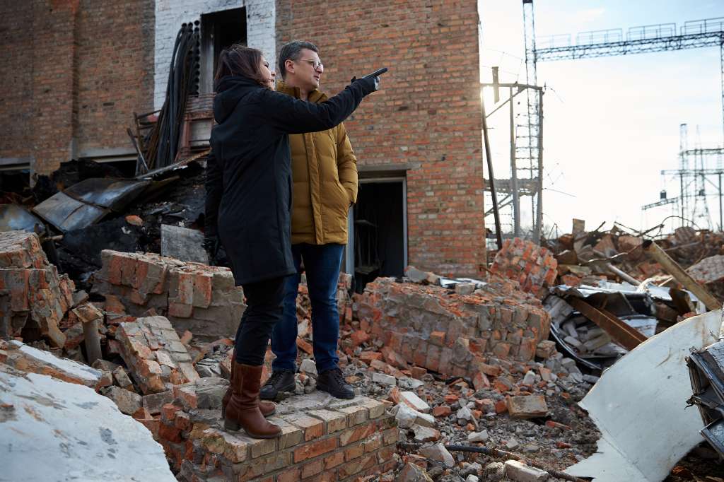 Kharkiv (Ukraine), 10/01/2023.- German Foreign Minister Annalena Baerbock (L) and Ukrainian Foreign Minister Dmytro Kuleba (R) visit a damaged area in Kharkiv, eastern Ukraine, 10 January 2023, amid Russia's invasion. Germany's Foreign Minister Baerbock made a surprise visit on the day to the eastern Ukrainian city of Kharkiv along with her Ukrainian counterpart, where she vowed support for Ukraine. Russian troops on 24 February 2022, entered Ukrainian territory, starting a conflict that has provoked destruction and a humanitarian crisis. (Alemania, Rusia, Ucrania) EFE/EPA/STRINGER