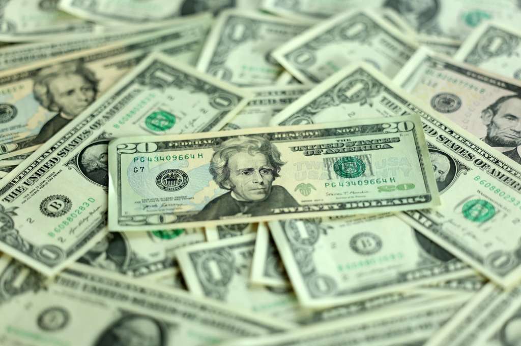 LONDON (United Kingdom), 02/09/2025.- The US dollar in London, Britain, 02 September 2025. The UK’s long-term borrowing costs have reached a 27-year high. The interest rate on 30-year UK government debt stood at 5.723 percent on 01 September, the highest level since 1998. Pound sterling has fallen 1 percent against the US dollar. (Reino Unido, Londres) EFE/EPA/ANDY RAIN .

