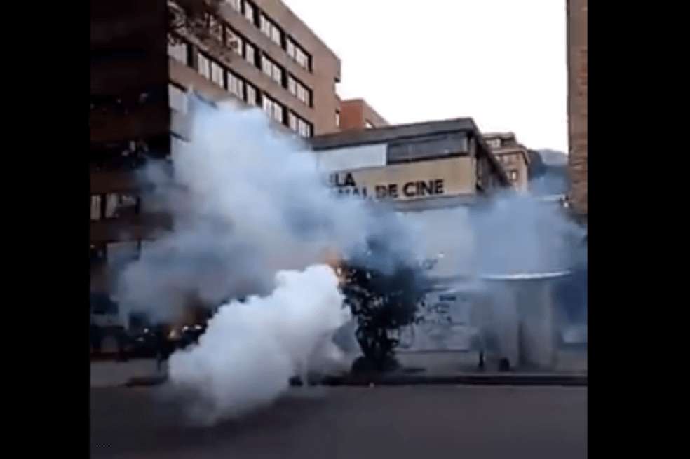 El Esmad hace presencia con apoyo de una tanqueta para dispersar a los manifestantes. / Captura de pantalla video de Twitter: @mirllanWallace