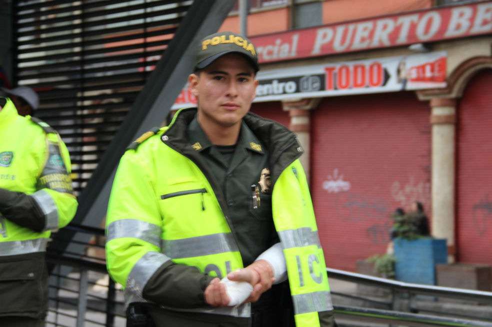 Aunque el patrullero Edwin Montes está fuera de peligro, recibió 10 días de incapacidad debido a la gravedad de sus lesiones en uno de sus brazos. /Foto: Tomada de Twitter @PoliciaBogota