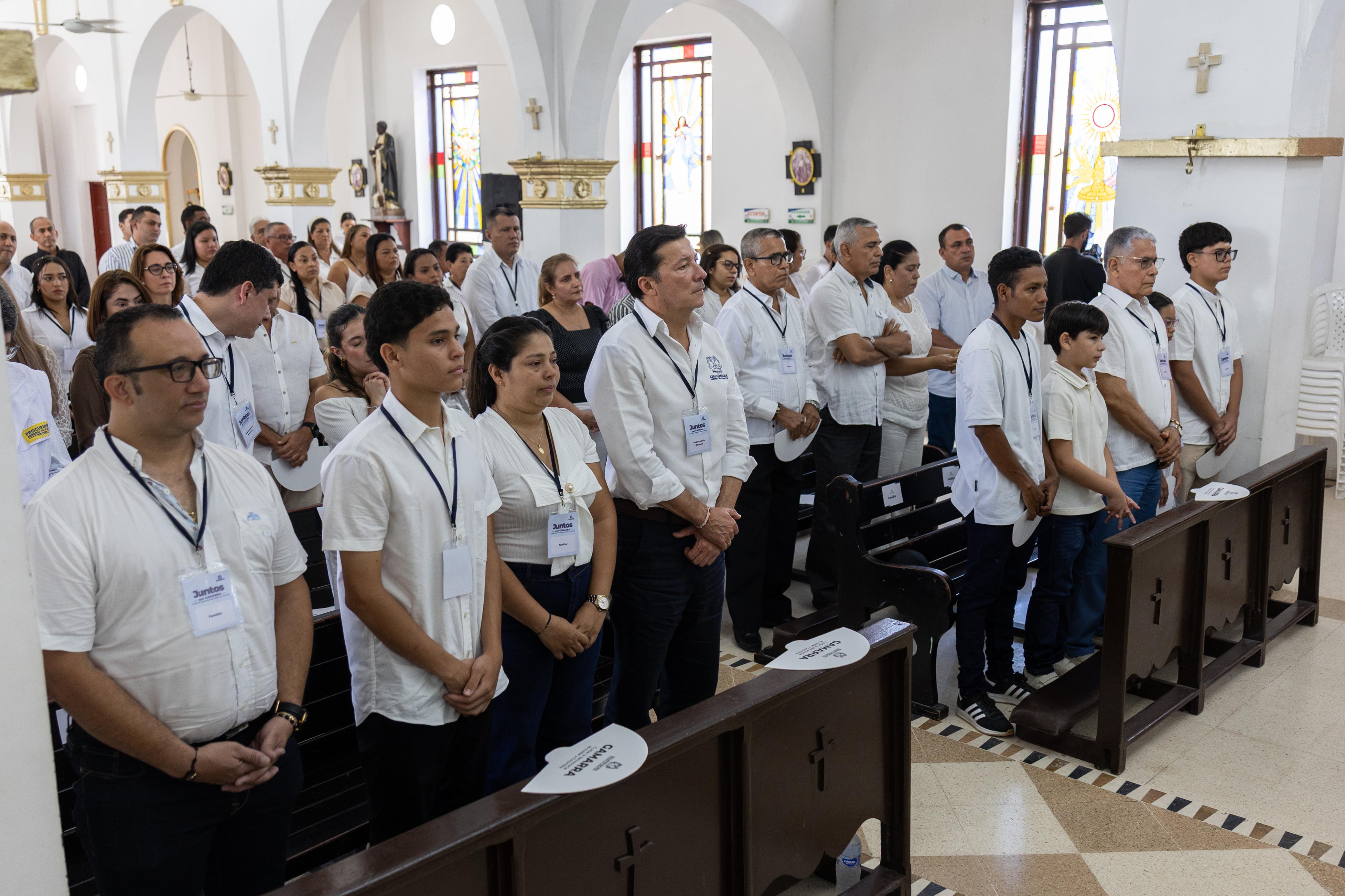 El registrador Hernán Penagos acompañado de las familias de las víctimas del incendio en la registraduría de Gamarra.