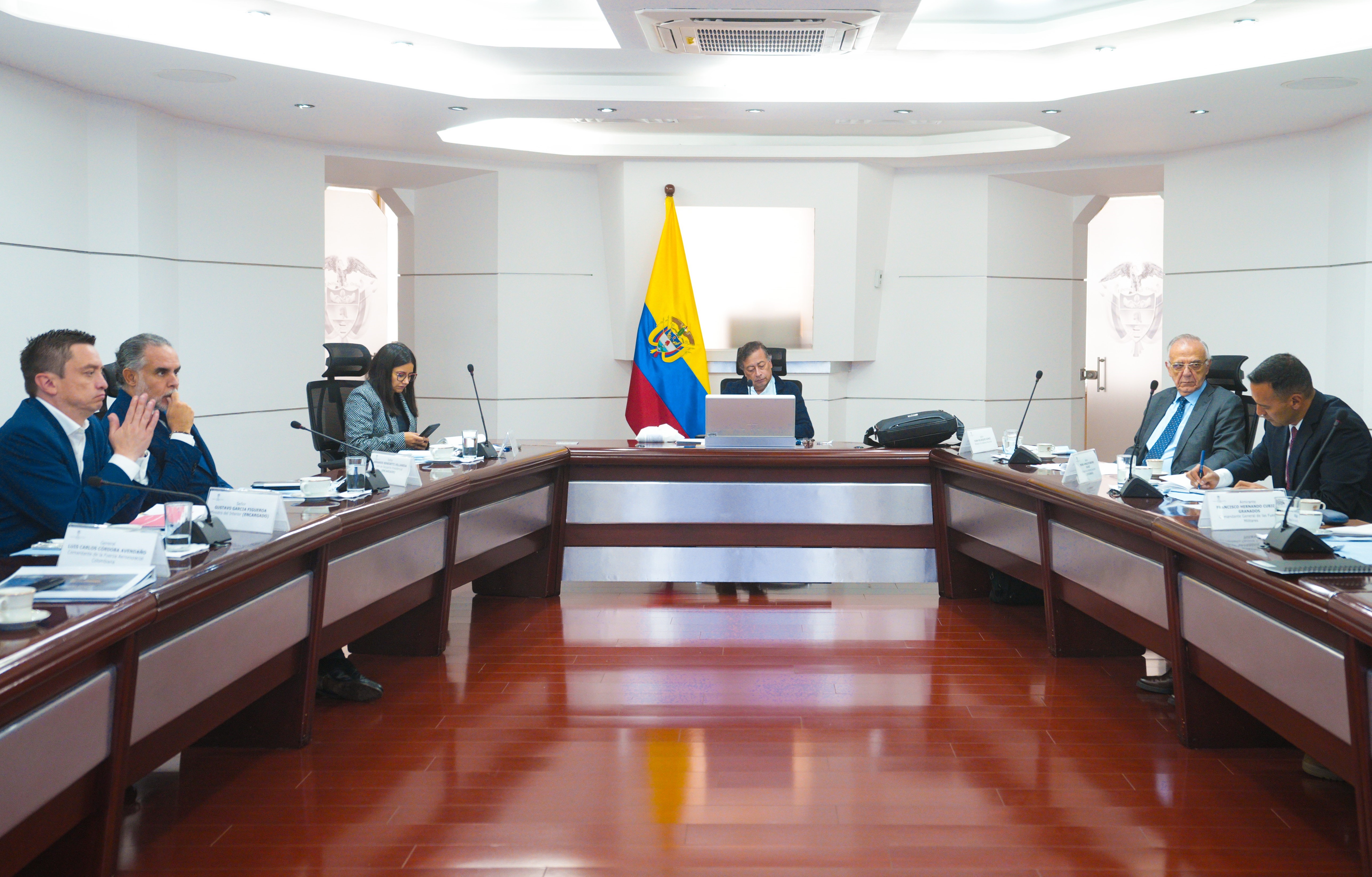 El presidente Gustavo Petro se reunió con la directora del Dapre, la cúpula militar y los ministros salientes y designados del Interior y de Defensa.