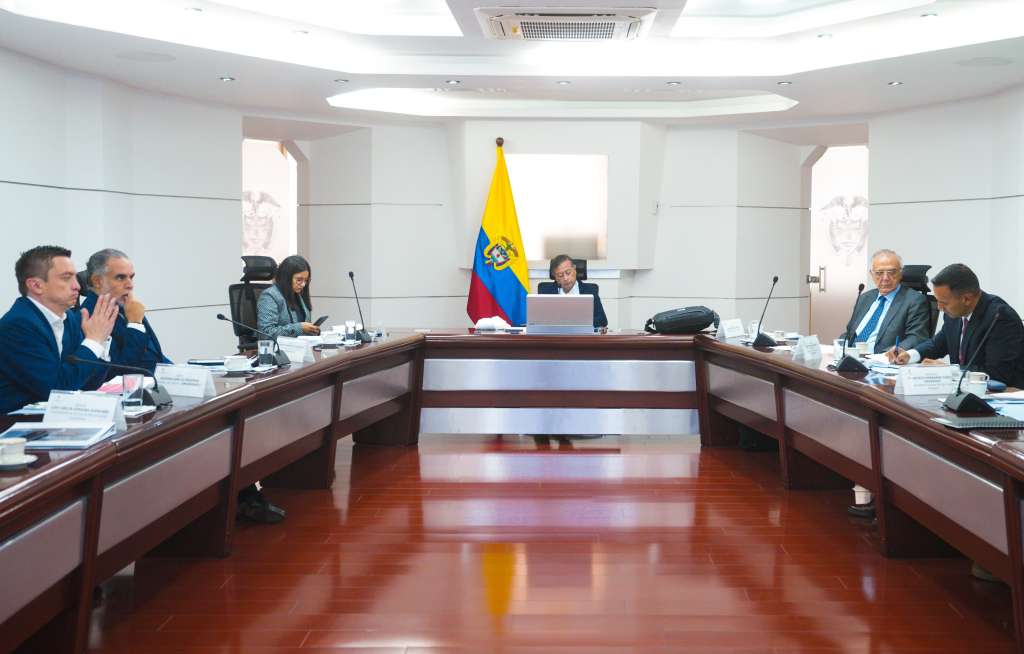 El presidente Gustavo Petro se reunió con la directora del Dapre, la cúpula militar y los ministros salientes y designados del Interior y de Defensa.