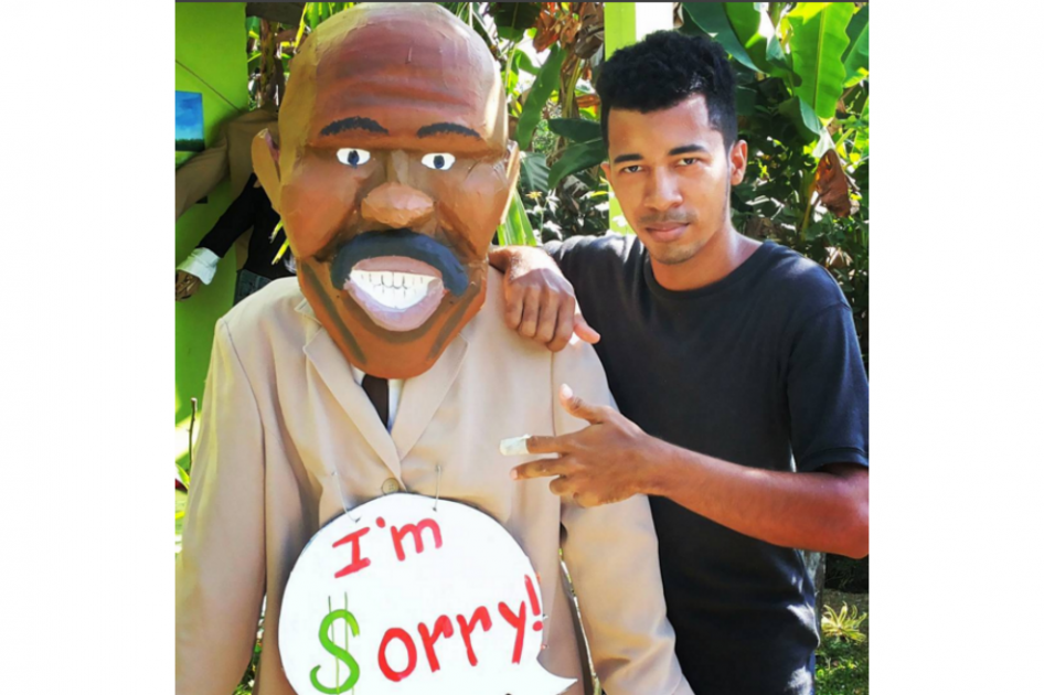 Víctor Álvarez es el panameño creador de este muñeco de Año Viejo con la imagen de Steve Harvey, presentador de Miss Universo 2015. / Instagram artesvictor1