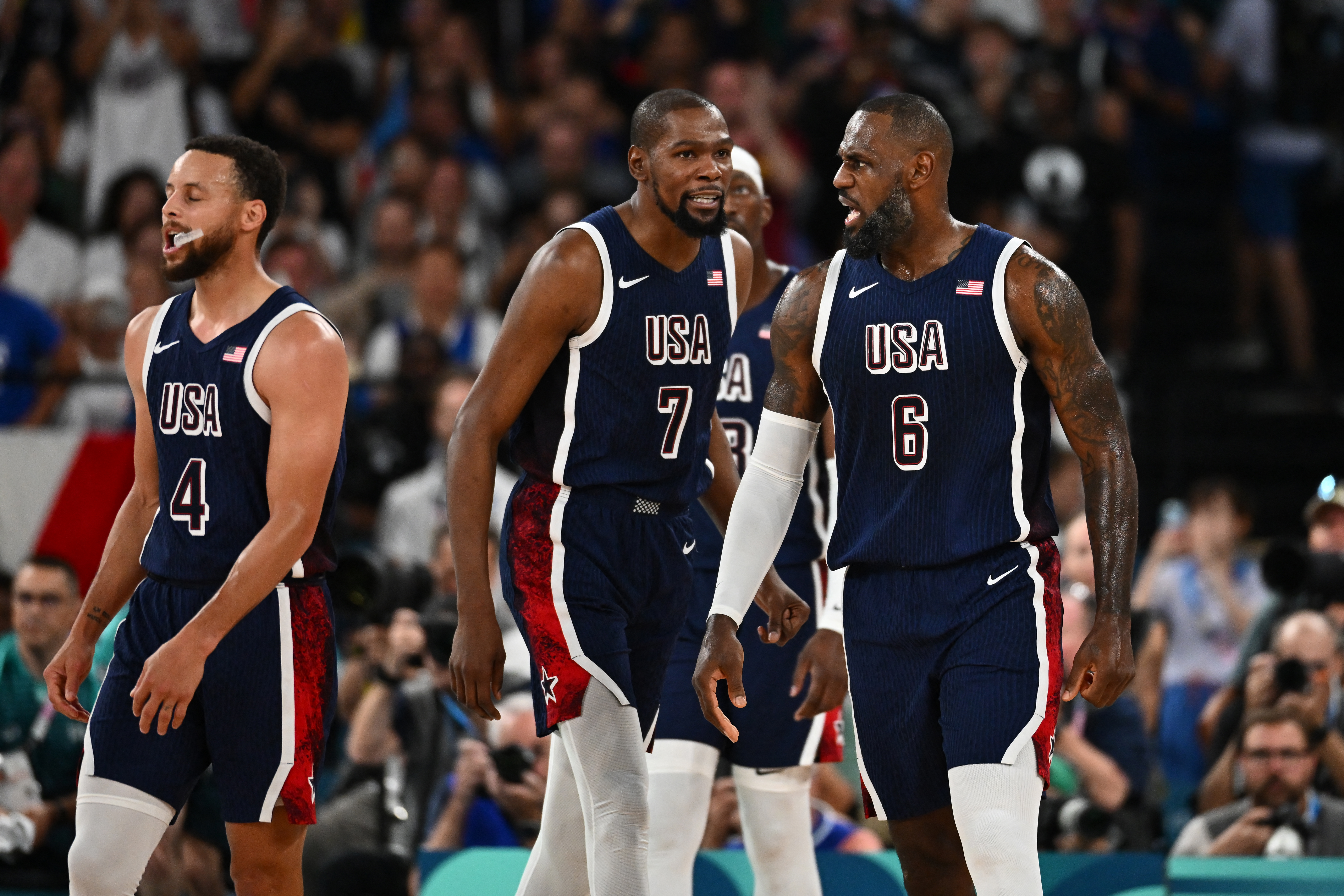 Stephen Curry (izq.), Kevin Durant (centro) y LeBron James durante la final del baloncesto masculino de los Juegos Olímpicos de París 2024 entre Francia y Estados Unidos.