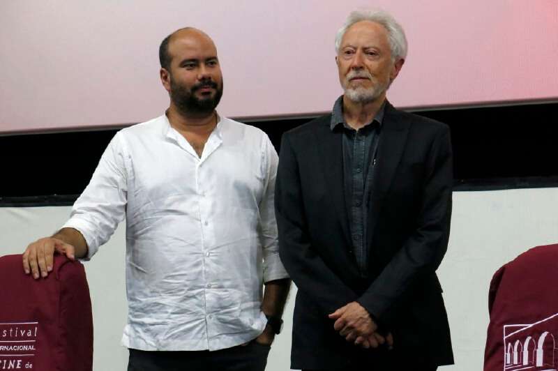 El Nobel Jhon Maxwell Coetzee, derecha, junto al director de cine colombiano Ciro Guerra durante la presentación de “Esperando a los bárbaros”, en el Festival de Cine de Morelia, en México, el año pasado. / AP