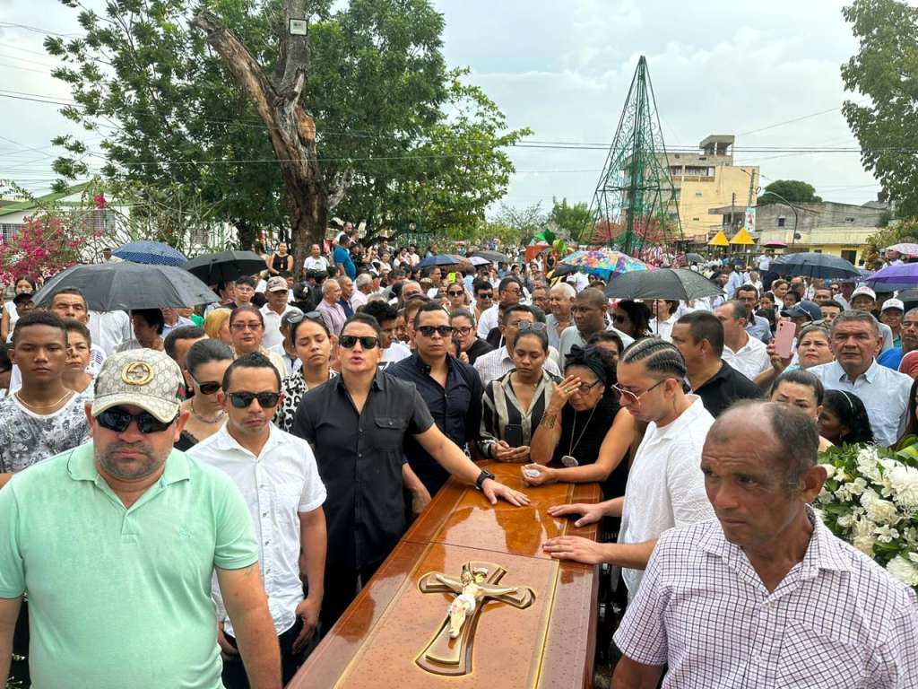 El sepelio del cantante y compositor Lisandro Meza se llevó a cabo en el municipio de Los Palmitos, departamento de Sucre este lunes 25 de diciembre.