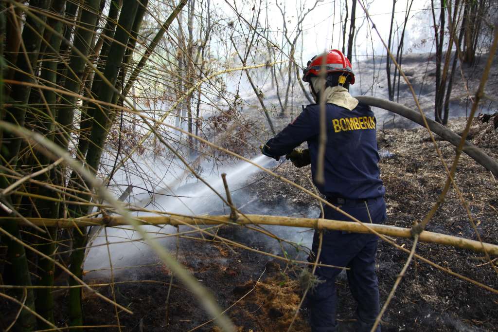 El incendio en esta zona del área metropolitana de Bucaramanga inició en la tarde del sábado. /Foto: Andrés Cáceres.
