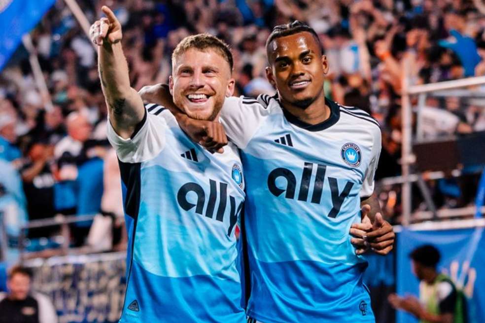 El samario Kerwin Vargas (Der.) marcó el cuarto gol de Charlotte en la victoria frente a San José, en la MLS.