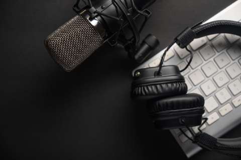 Empieza a emitir primer programa de radio en Polonia presentado por IA