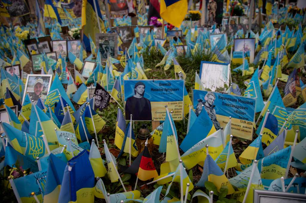 Miles de banderas ucranianas, en la Plaza de la Independencia de Kiev, también conocida como Plaza Maidán, recuerdan, con nombre propio, a los caídos de la guerra con Rusia. Kiev, Ucrania.