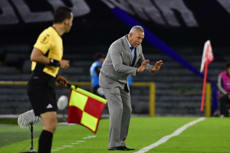 El técnico embajador Hernán Torres supo sostener a su equipo con diez hombres y le sirvió el cambio. Al minuto 67 metió a Cañozales al campo y acabó haciendo el gol de la victoria.