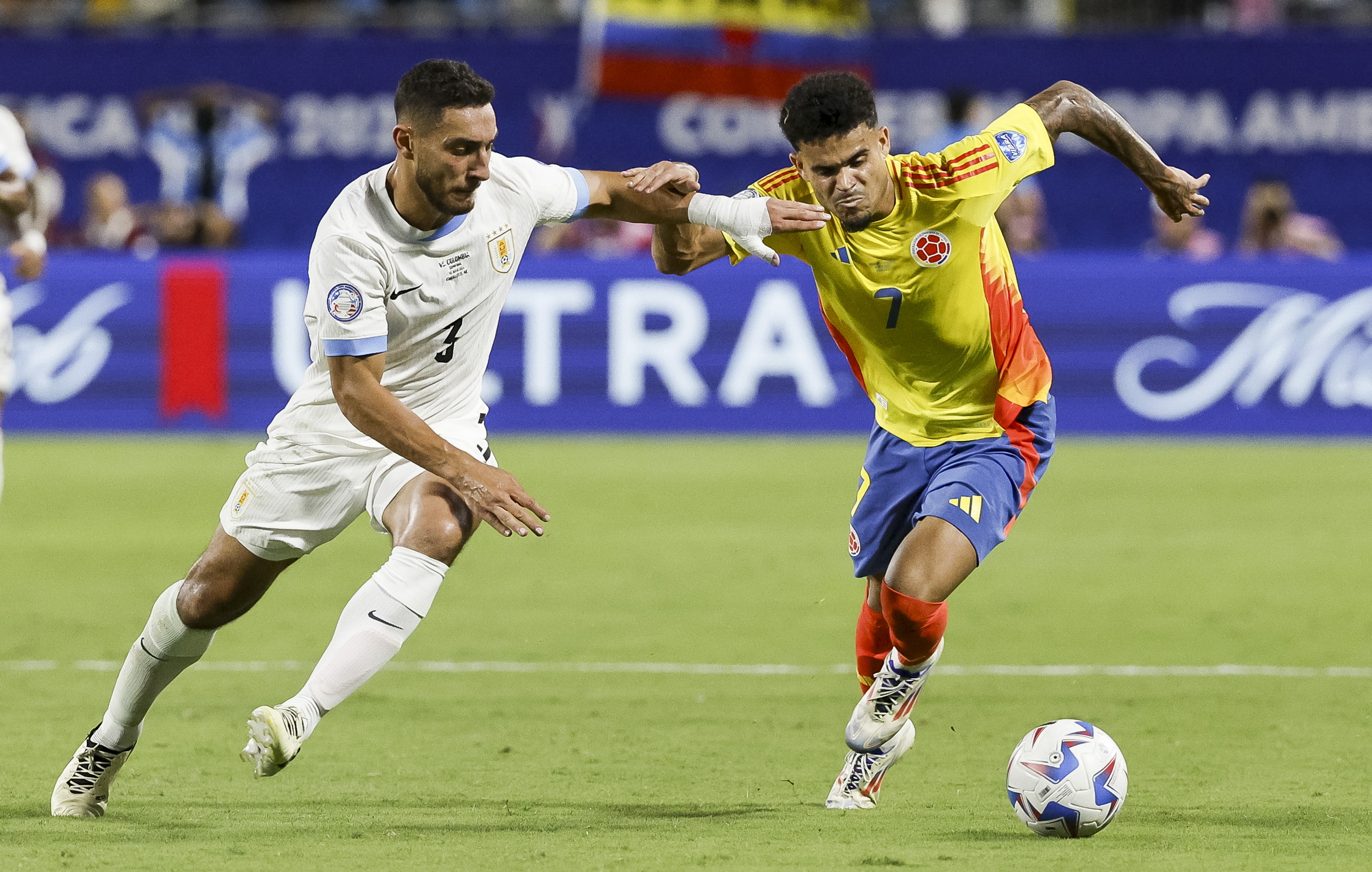 Charlotte (United States), 11/07/2024.- Uruguay's Sebastian Caceres (L) and Colombia's Luis Diaz (R) fight for the ball during the second half of the CONMEBOL Copa America 2024 semi-finals match between Uruguay and Colombia at Bank of America stadium in Charlotte, North Carolina, USA, 10 July 2024. EFE/EPA/ERIK S. LESSER