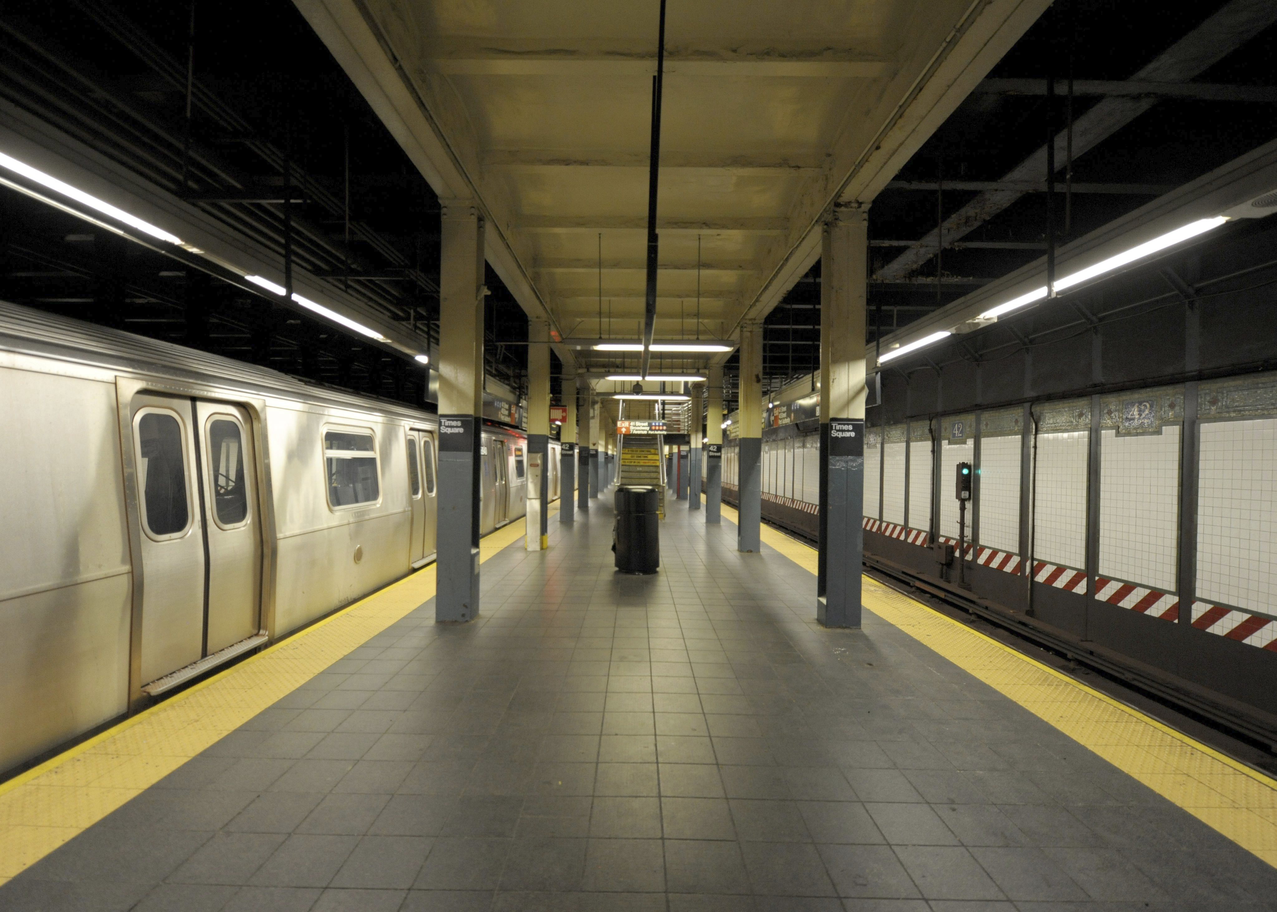 Estaciones de metro vacías, en Nueva York, Estados Unidos.